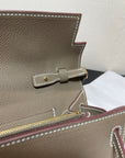 kelly to go wallet 20.5 etoupe epsom gold hardware