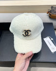 BASEBALL HAT IN WHITE LAMB FUR 424251