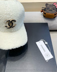 BASEBALL HAT IN WHITE LAMB FUR 424251