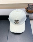 BASEBALL HAT IN WHITE LAMB FUR 424251