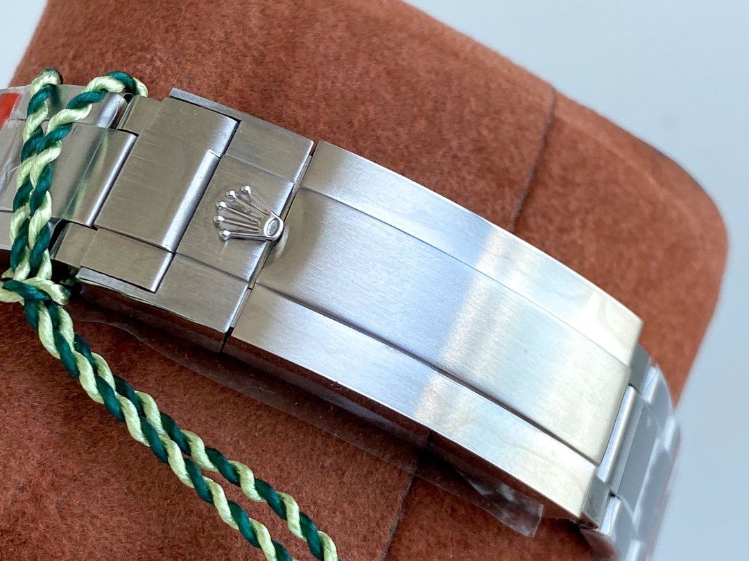 GMT-MASTER II CUSTOM GREEN BLACK BEZEL LIMITED EDITION