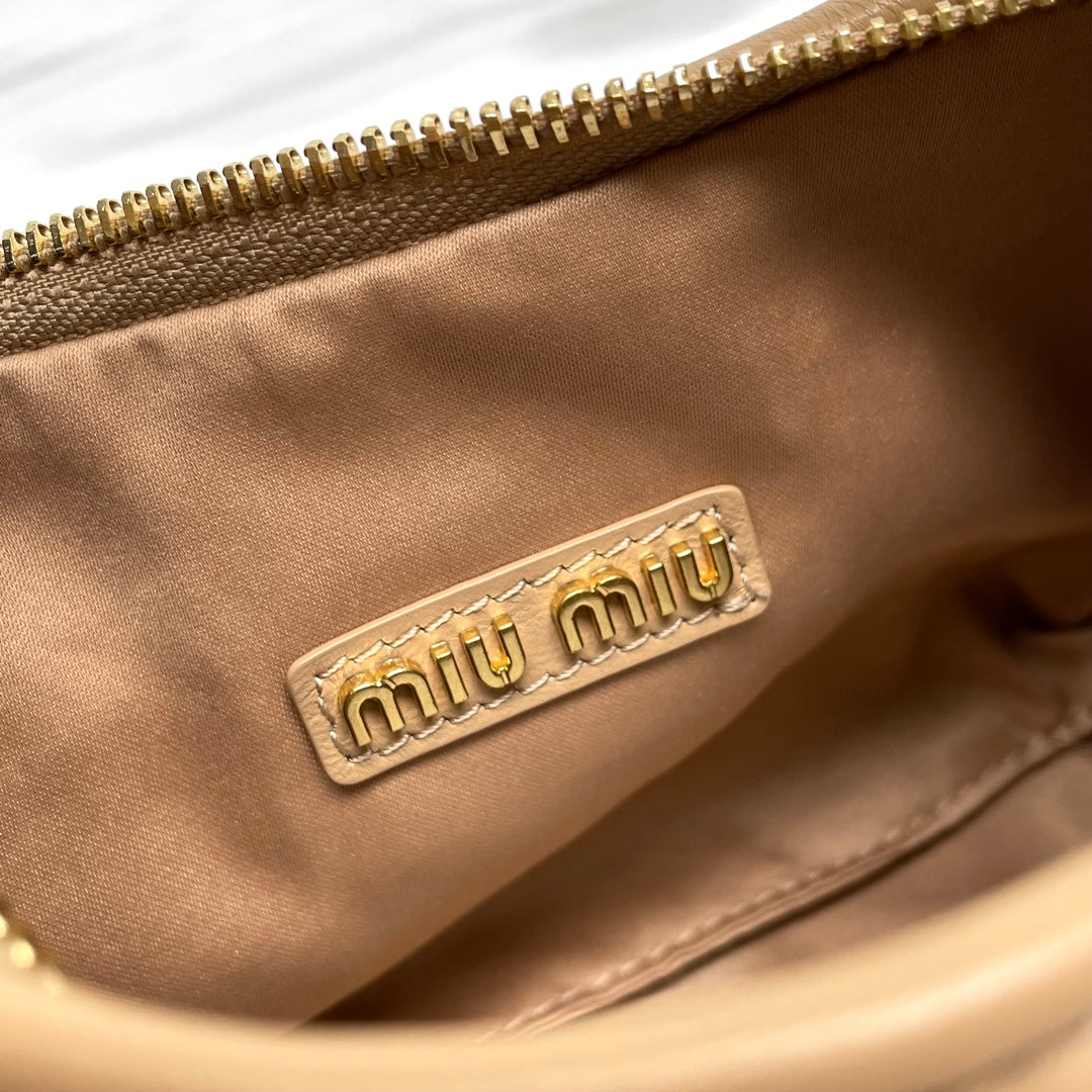 miuwander hobo 23 beige matelasse leather