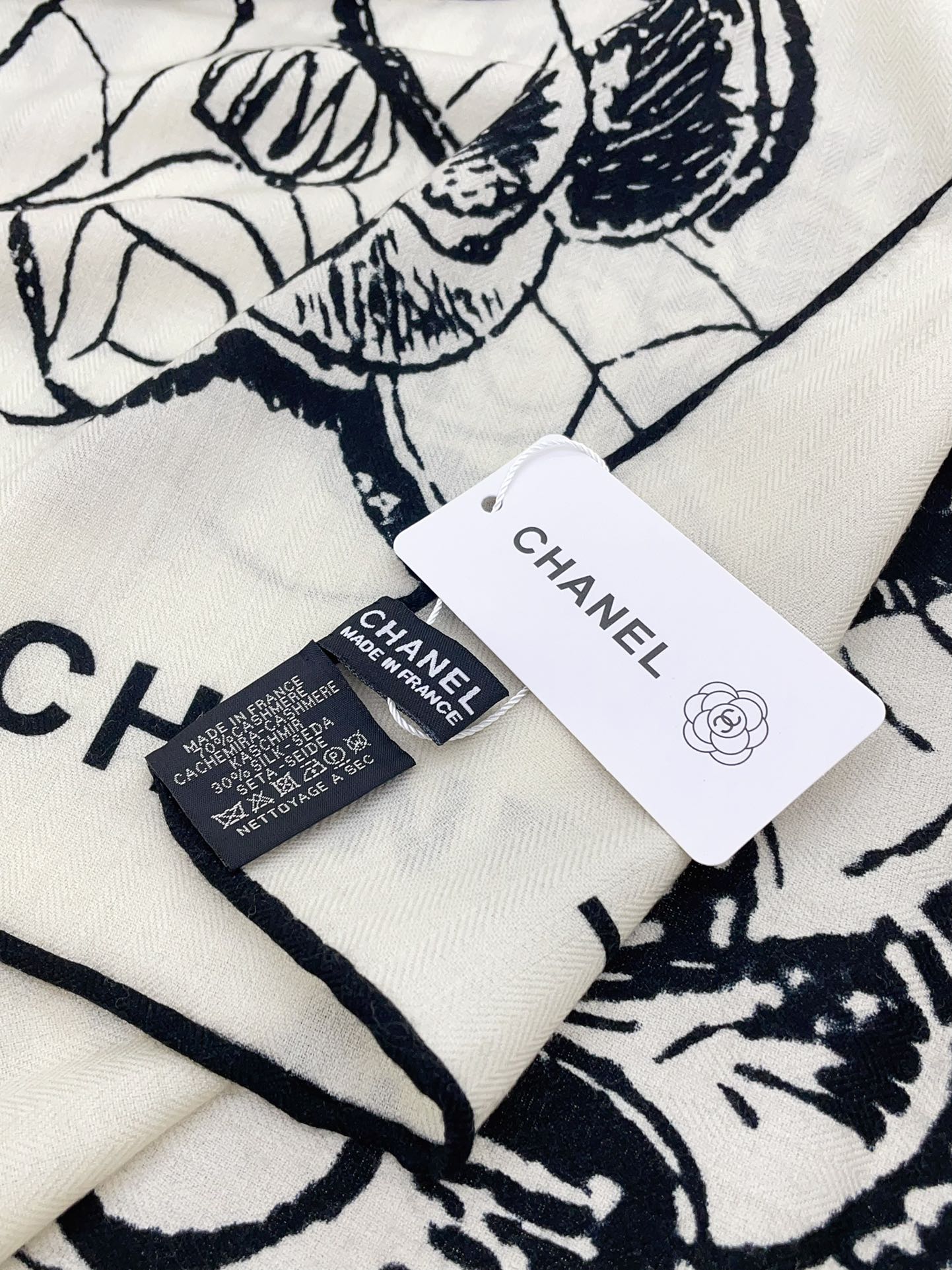 CC Square Scarf 140 CM In White Black Cashmere And Silk 416900